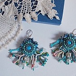 BO La Petite Sir&egrave;ne brod&eacute;es avec des cabochons en pierre de gemme : le Howlite Turquoise et la Pierre de Lune &agrave; laquelle s'ajoute des perles rondes nacr&eacute;es, rocailles, cristaux et dormeuses Argent 925